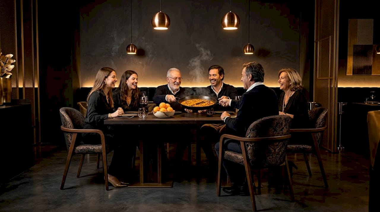 Una familia disfrutando de una buena paella juntos en el comedor de casa.